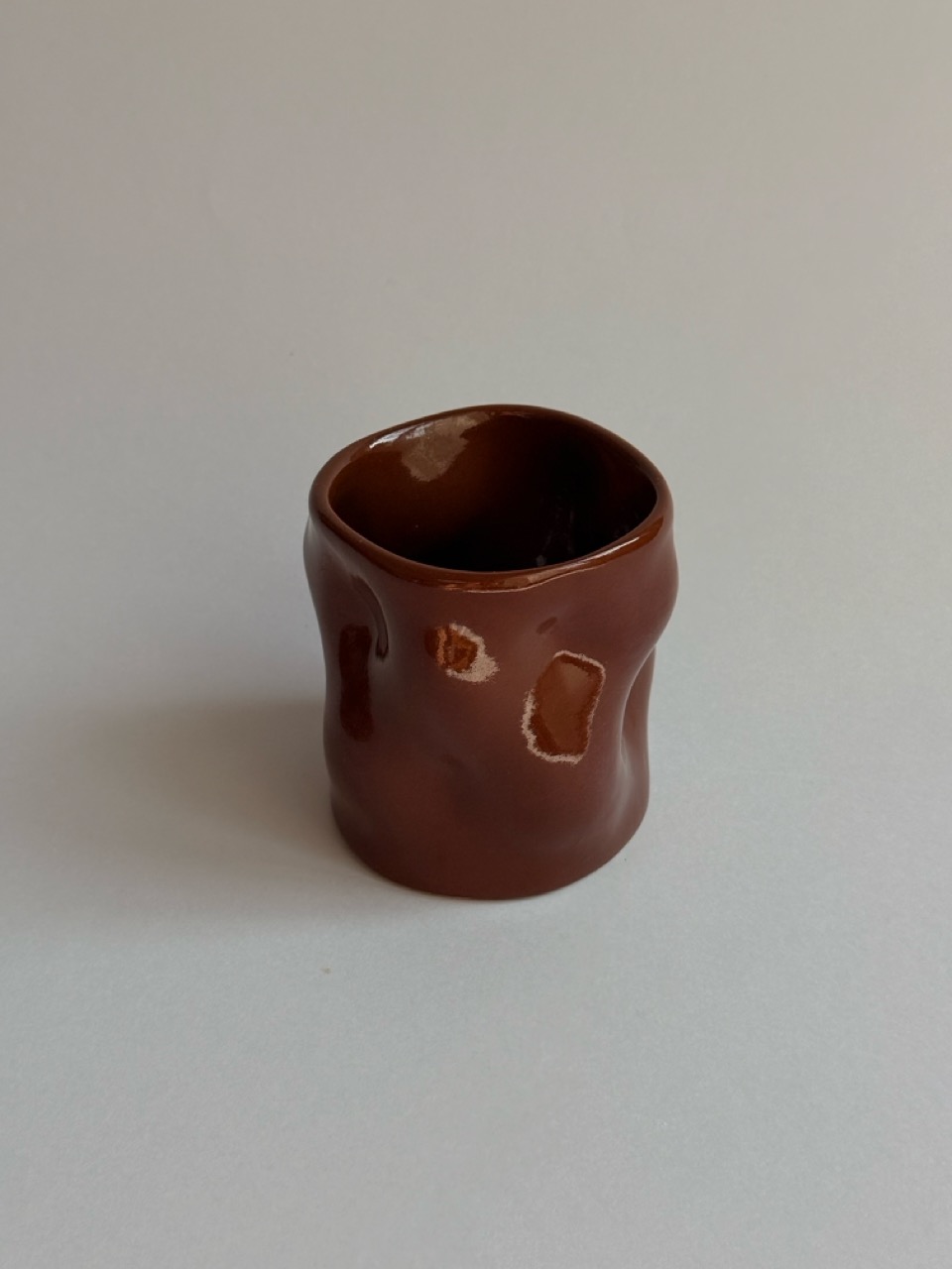Wavy cup - chocolate brown