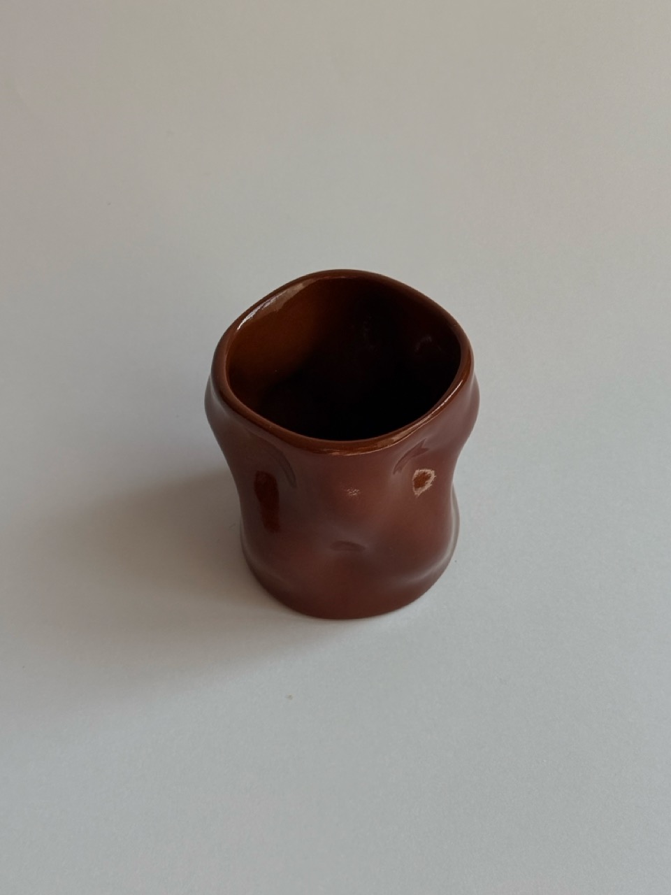 Wavy cup - chocolate brown